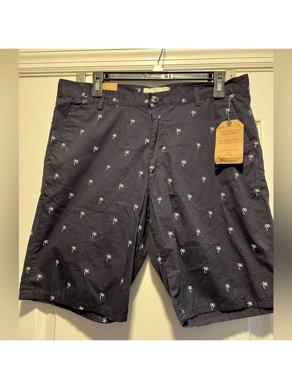 NWT Redwood Creek Men’s Navy with Palm Tree shorts. Size 32
